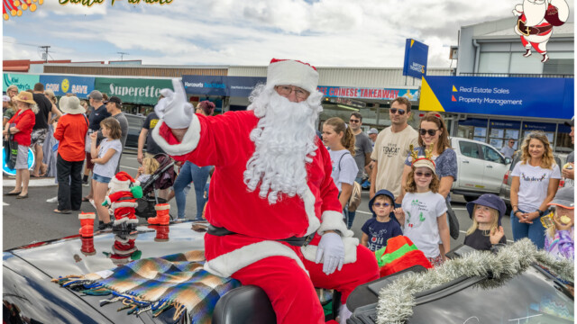 Image © Claude Thérond – used with permission Santa waving from parade car