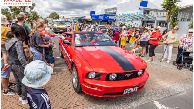 Image © Claude Thérond – used with permission Red Mustang at Santa Parade 2022
