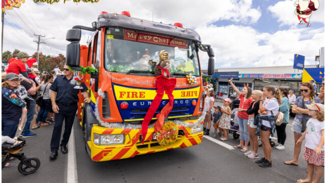 Image © Claude Thérond – used with permission Beachlands fire engine in a Santa Parade