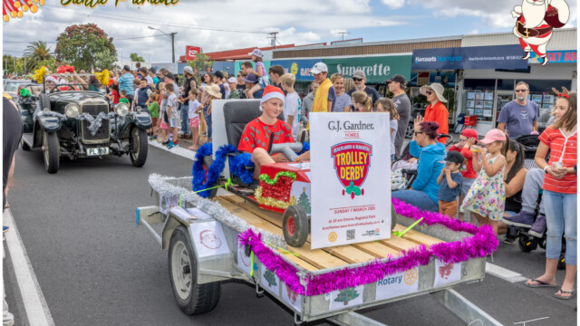 Image © Claude Thérond – used with permission Rotary Club float with Trolley Derby promotion at Pohutukawa Coast Santa Parade