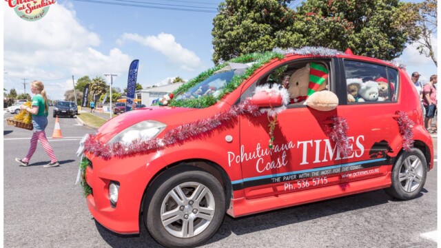 Image © Claude Thérond – used with permission Pohutukawa Coast Times Christmas decorated car Santa Parade