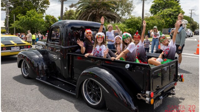 Image © Claude Thérond – used with permission Kids waving from vintage pickup truck